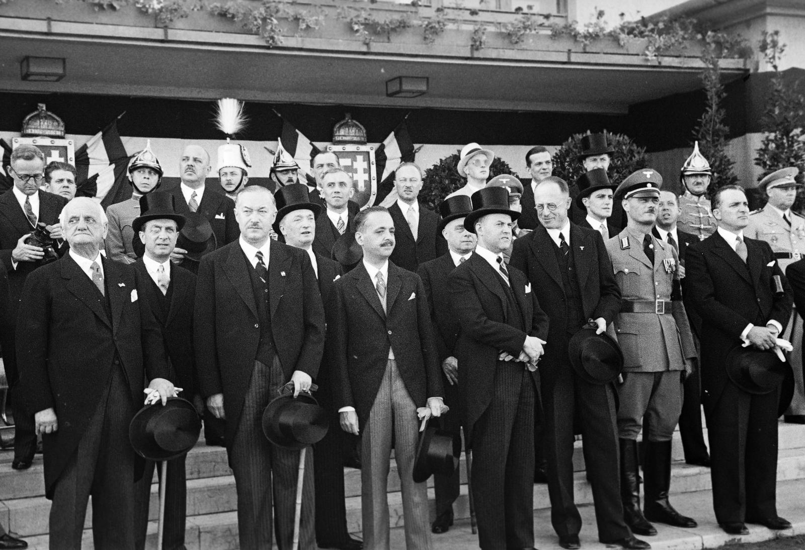 Hungary, Mátyásföld Airport, Budapest XVI., bal szélen Kánya Kálmán külügyminiszter, tőle kettővel jobbra dr. Darányi Kálmán miniszterelnök. A felvétel báró Konstantin von Neurath német birodalmi külügyminisztert budapesti látogatása alkalmával készült., 1937, Inkey Tibor, Budapest, Fortepan #306042