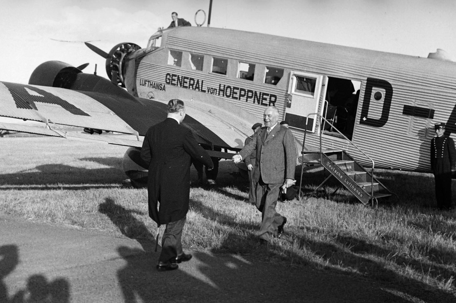 Hungary, Mátyásföld Airport, Budapest XVI., háttal dr. Darányi Kálmán miniszterelnök köszönti báró Konstantin von Neurath német birodalmi külügyminisztert budapesti látogatása alkalmával., 1937, Inkey Tibor, Lufthansa airlines, airplane, Junkers-brand, Budapest, Fortepan #306043