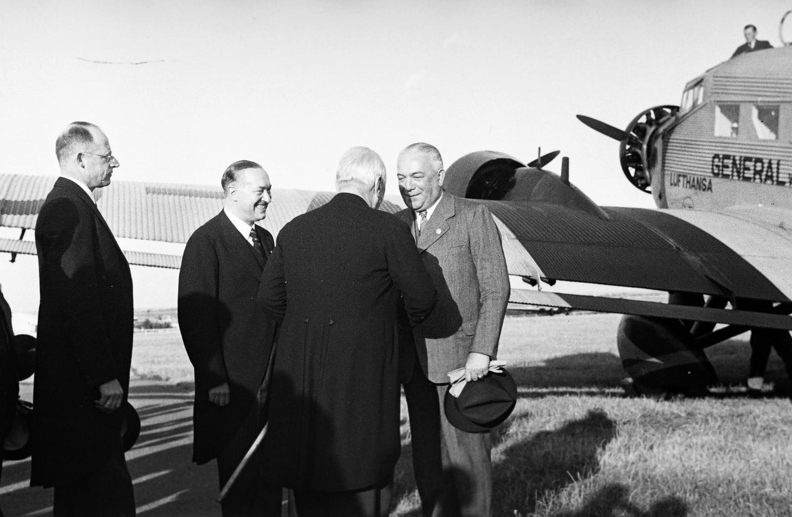 Hungary, Mátyásföld Airport, Budapest XVI., háttal Kánya Kálmán külügyminiszter köszönti báró Konstantin von Neurath német birodalmi külügyminisztert budapesti látogatása alkalmával. Tőlük balra dr. Darányi Kálmán miniszterelnök., 1937, Inkey Tibor, Lufthansa airlines, airplane, Junkers-brand, Budapest, Fortepan #306044
