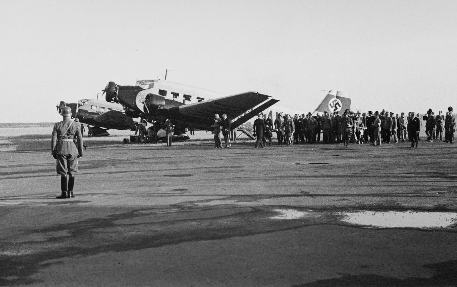 Magyarország, Mátyásföldi repülőtér, Budapest XVI., a felvétel báró Konstantin von Neurath német birodalmi külügyminisztert budapesti látogatása alkalmával készült., 1937, Inkey Tibor, Lufthansa légitársaság, repülőgép, Junkers-márka, Junkers Ju 52, horogkereszt, Budapest, Fortepan #306045