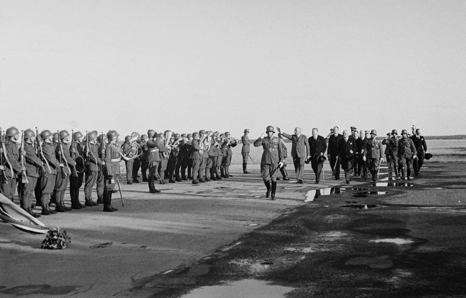 Hungary, Mátyásföld Airport, Budapest XVI., világos öltönyben a budapesti látogatásra érkező báró Konstantin von Neurath német birodalmi külügyminiszter, tőle jobbra dr. Darányi Kálmán miniszterelnök és Kánya Kálmán külügyminiszter elvonul a honvéd díszszázad és a honvédzenekar előtt., 1937, Inkey Tibor, Budapest, Fortepan #306046
