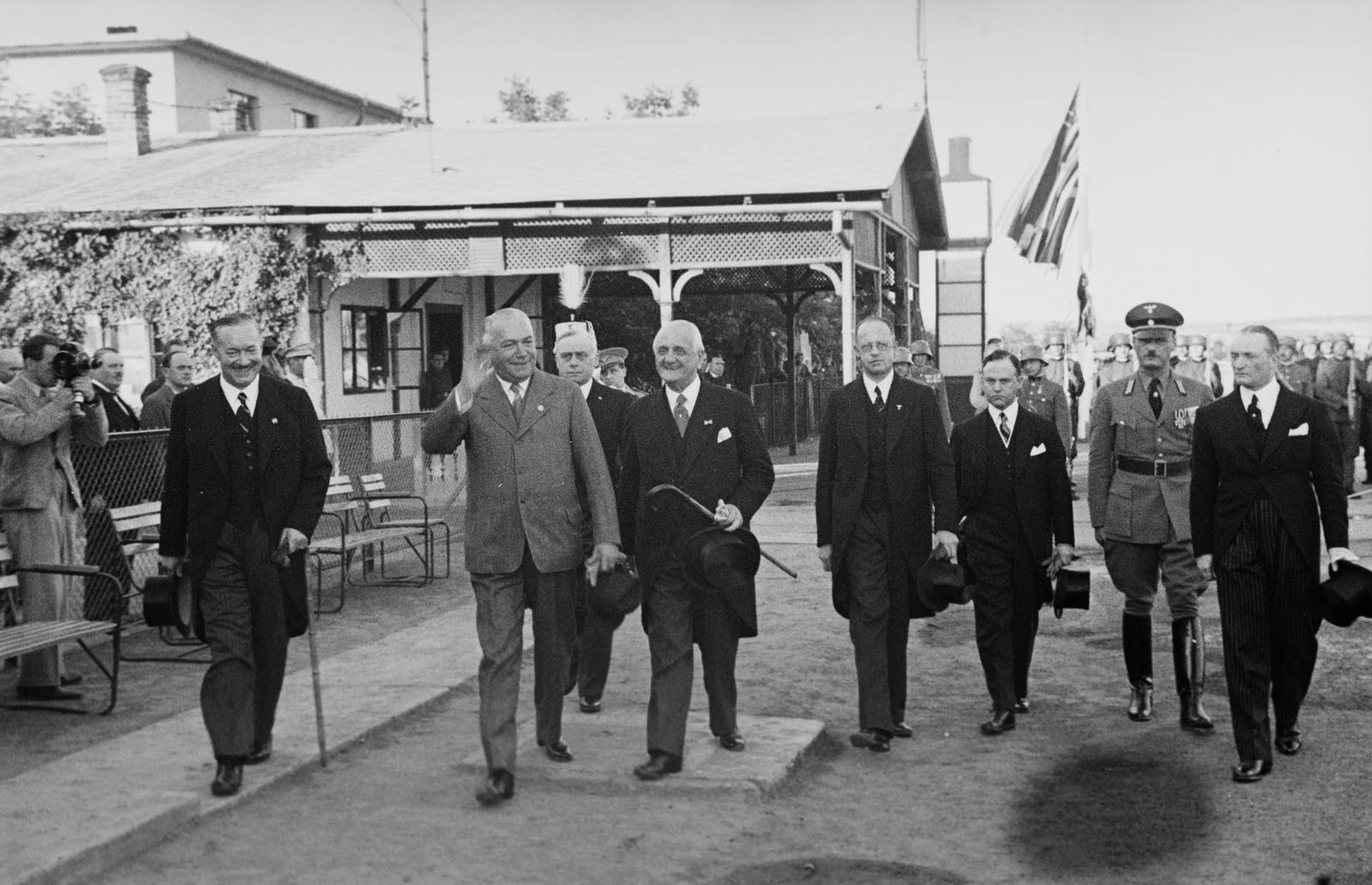 Magyarország, Mátyásföldi repülőtér, Budapest XVI., balra dr. Darányi Kálmán miniszterelnök, világos öltönyben a budapesti látogatásra érkező báró Konstantin von Neurath német birodalmi külügyminiszter, tőle jobbra Kánya Kálmán külügyminiszter., 1937, Inkey Tibor, katona, filmkamera, politikus, integetés, Budapest, Fortepan #306049