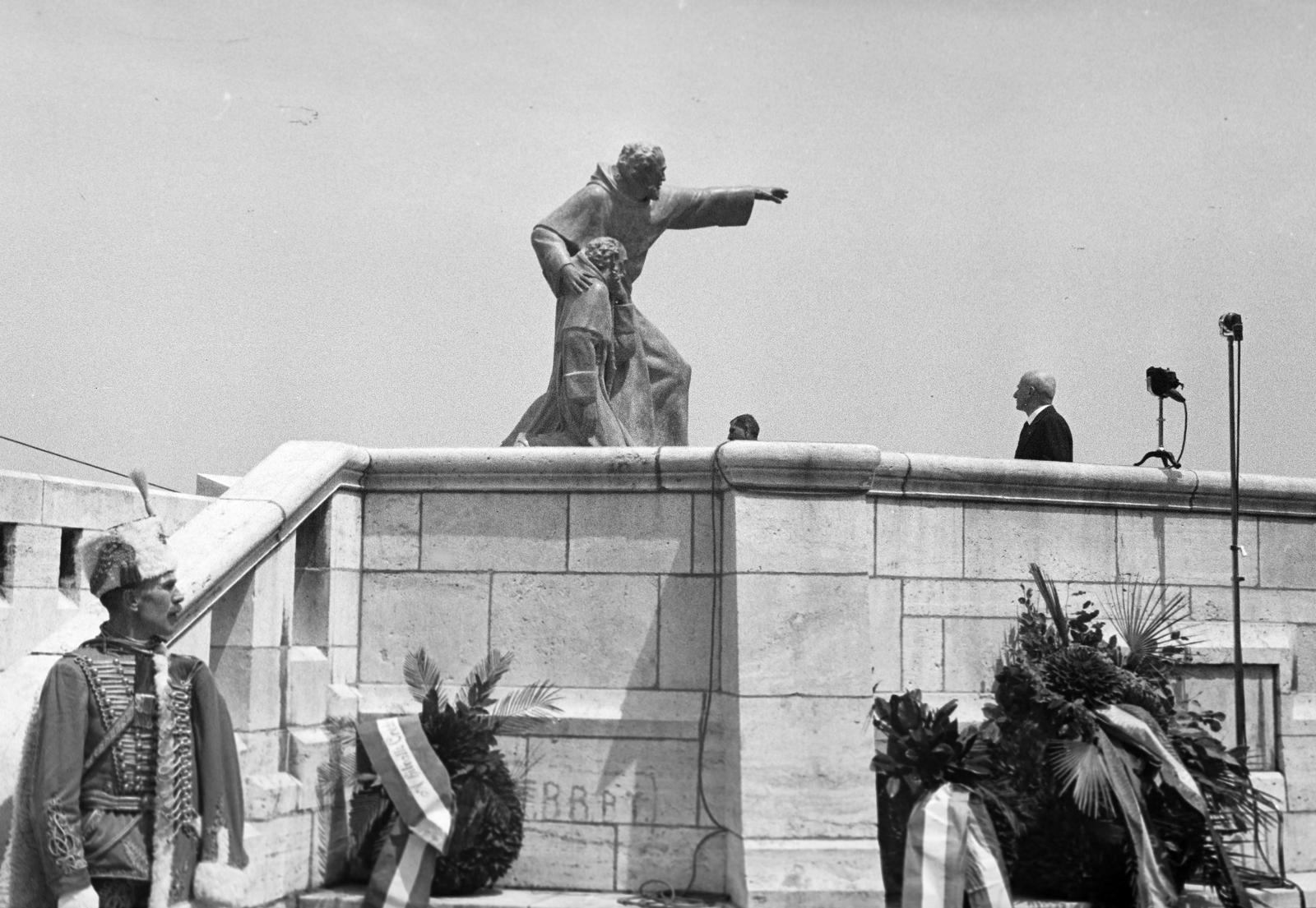 Hungary, Budapest I., a felvétel Julianus és Gellért barát szobrának, Antal Károly szobrászművész alkotásának felavatási ünnepségén, 1937. június 27-én, a XIV. századi dominikánus templom és kolostor feltárt szentélyének maradványainál készült., 1937, Inkey Tibor, untitled, sculpture, point a finger, Budapest, Fortepan #306051