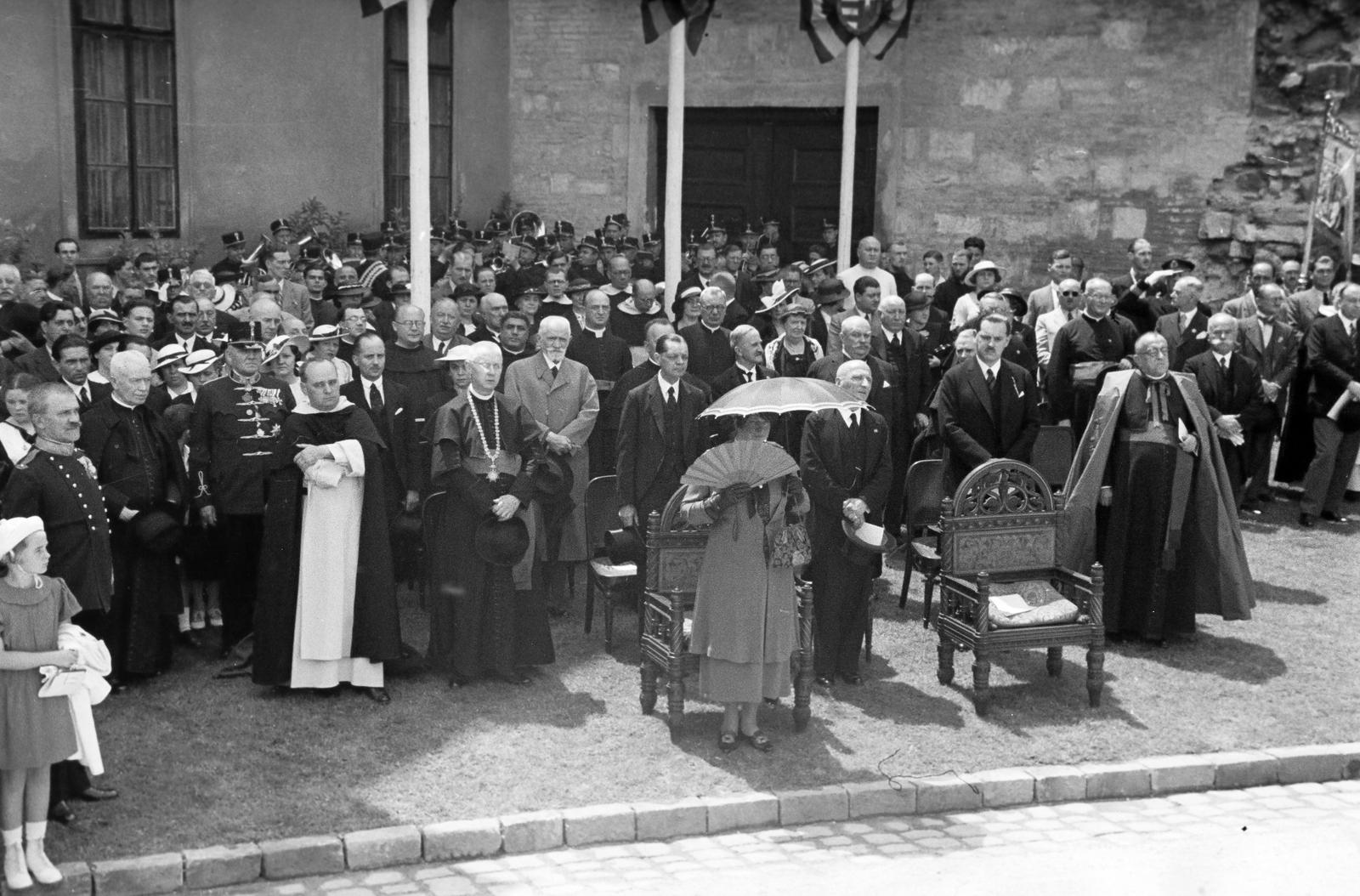 Hungary, Budapest I., a felvétel Julianus és Gellért barát szobrának, Antal Károly szobrászművész alkotásának felavatási ünnepségén, 1937. június 27-én, a XIV. századi dominikánus templom és kolostor feltárt szentélyének maradványainál készült. Világos felöltőben dr. Cholnoky Jenő a Földrajzi Társaság elnöke., 1937, Inkey Tibor, Budapest, Fortepan #306052