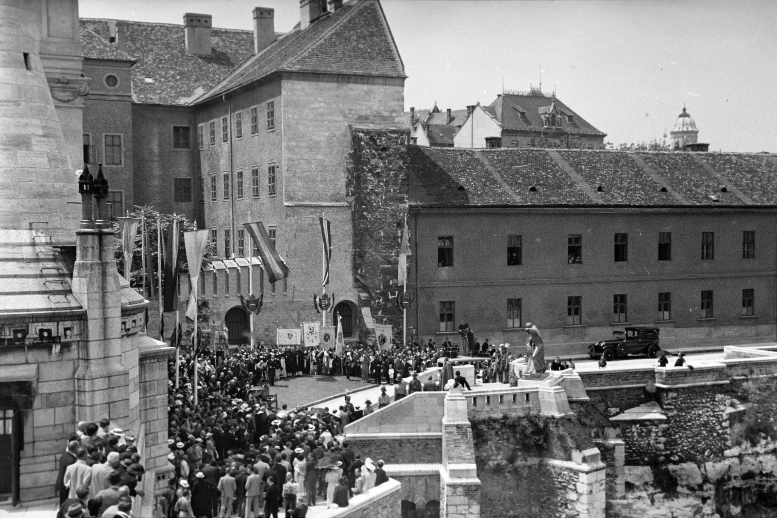 Hungary, Budapest I., a felvétel Julianus és Gellért barát szobrának, Antal Károly szobrászművész alkotásának felavatási ünnepségén, 1937. június 27-én, a XIV. századi dominikánus templom és kolostor feltárt szentélyének maradványainál, a halászbástya ÉNY-i tornya mellett készült. Világos felöltőben dr. Cholnoky Jenő a Földrajzi Társaság elnöke., 1937, Inkey Tibor, untitled, Budapest, Fortepan #306053