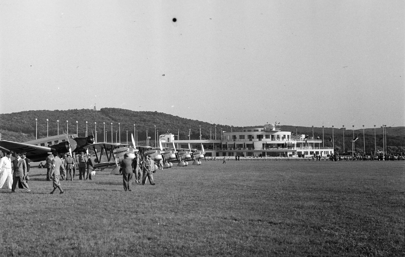 Magyarország, Budaörsi repülőtér, Budapest XI., a felvétel a repülőtér ünnepélyes átadása napján, 1937. június 20-án készült. A repülőtér megnyitó ünnepségére érkezett osztrák vadászrepülők Fiat CR.32 típusú repülőgépei., 1937, Inkey Tibor, repülőtér, Budapest, Fortepan #306069