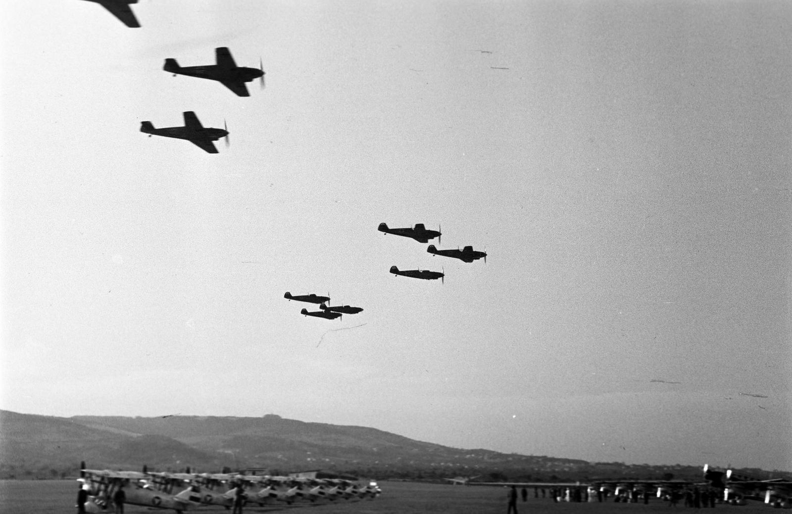 Hungary, Budaörs Airport, Budapest XI., a felvétel a repülőtér ünnepélyes átadása napján, 1937. június 20-án készült. Német vadászrepülők Messerschmitt Bf 109b típusú repülőgépei., 1937, Inkey Tibor, Budapest, Fortepan #306073