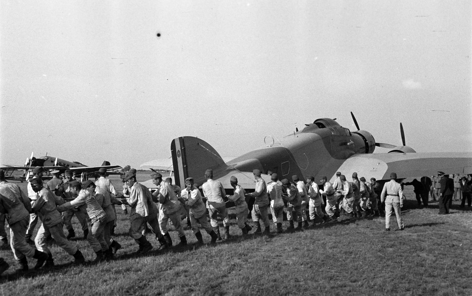 Hungary, Budaörs Airport, Budapest XI., a felvétel a repülőtér ünnepélyes átadása napján, 1937. június 20-án készült. Olasz Savoya-Marchetti S.M.79 típusú közepes bombázó., 1937, Inkey Tibor, Savoia-Marchetti brand, airplane, untitled, Budapest, Fortepan #306075