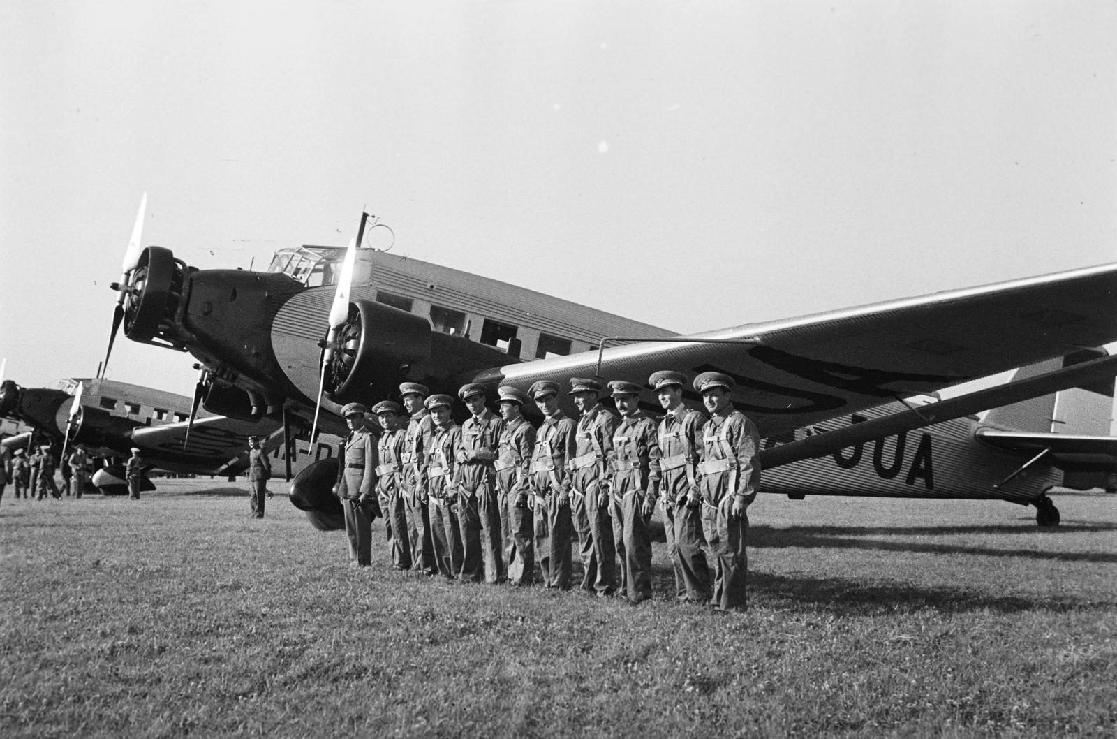 Magyarország, Budaörsi repülőtér, Budapest XI., a felvétel a repülőtér ünnepélyes átadása napján, 1937. június 20-án készült. Magyar pilóták, a háttérben Junkers Ju-52 típusú repülőgépek., 1937, Inkey Tibor, repülőgép, Junkers-márka, Junkers Ju 52, MALÉRT légitársaság, Budapest, Fortepan #306076