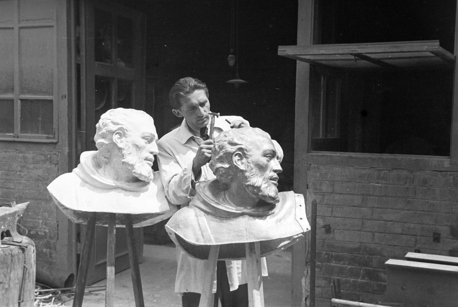 Hungary, Budapest VIII., Százados úti Művésztelep. Antal Károly szobrászművész a Halászbástyánál később felállított Julianus és Gellért barát szobrának Julianus alakján dolgozik., 1937, Inkey Tibor, Budapest, studio, sculptor, sculpture, Fortepan #306084