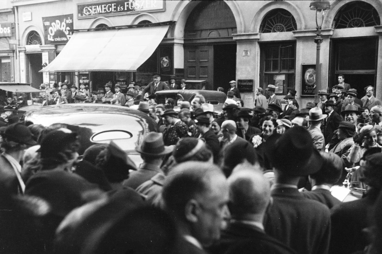 Hungary, Budapest V., Apáczai Csere János (Mária Valéria) utca a Dunapalota / Ritz szálló bejáratnál, háttérben a 19-es számú ház., 1936, Inkey Tibor, mass, Budapest, Fortepan #306102
