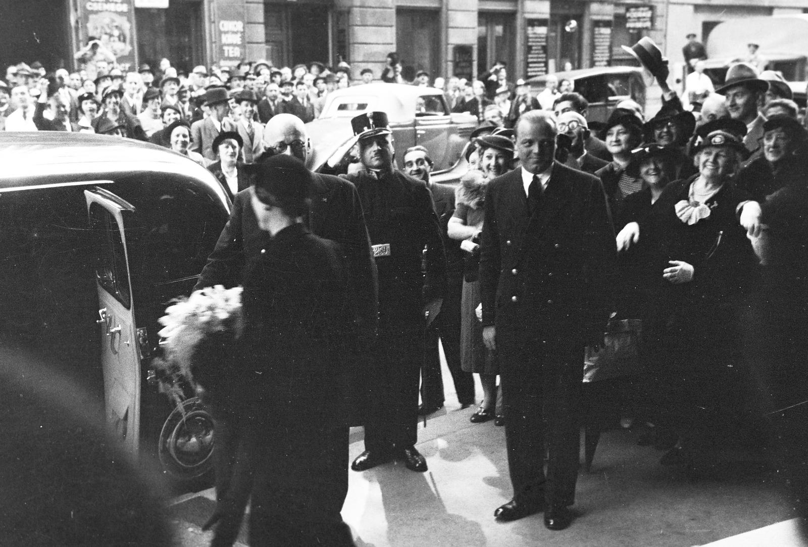 Hungary, Budapest V., Apáczai Csere János (Mária Valéria) utca a Dunapalota / Ritz szálló bejáratnál, előtérben Bársony Rózsi és Dénes Oszkár színművészek., 1936, Inkey Tibor, celebrity, gaping, Budapest, Fortepan #306103