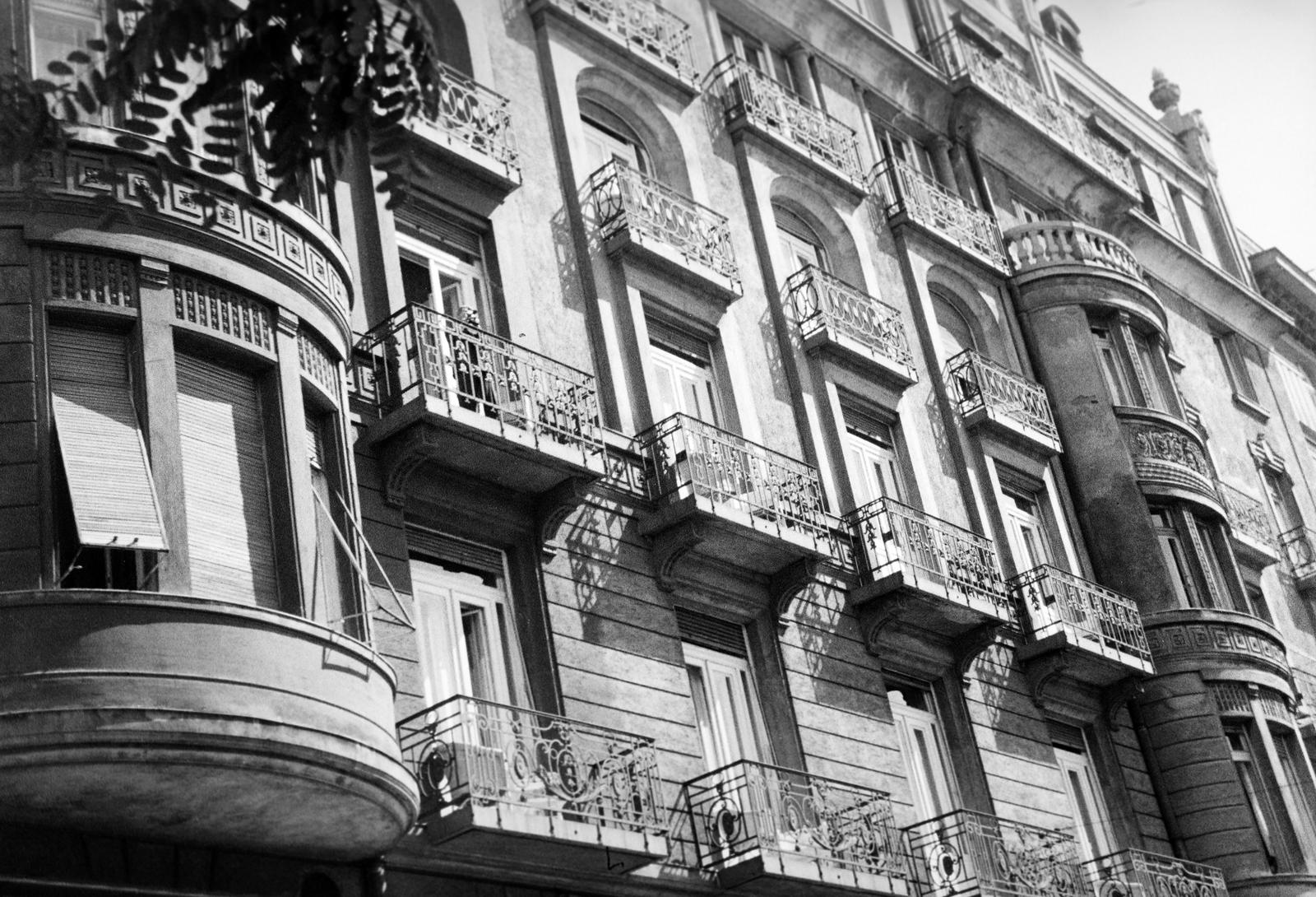 Magyarország, Budapest V., Eötvös tér, Dunapalota / Ritz szálló., 1936, Inkey Tibor, kovácsoltvas, erkély, Budapest, Fortepan #306105
