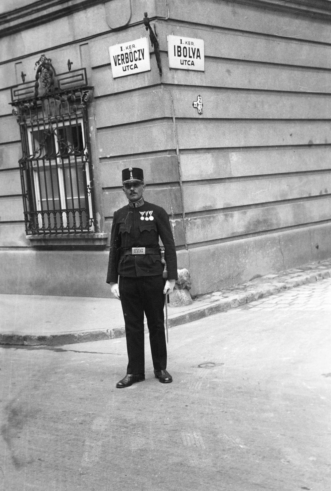 1936, Inkey Tibor, ablakrács, utcanévtábla, rendőr, kitüntetés, Fortepan #306110