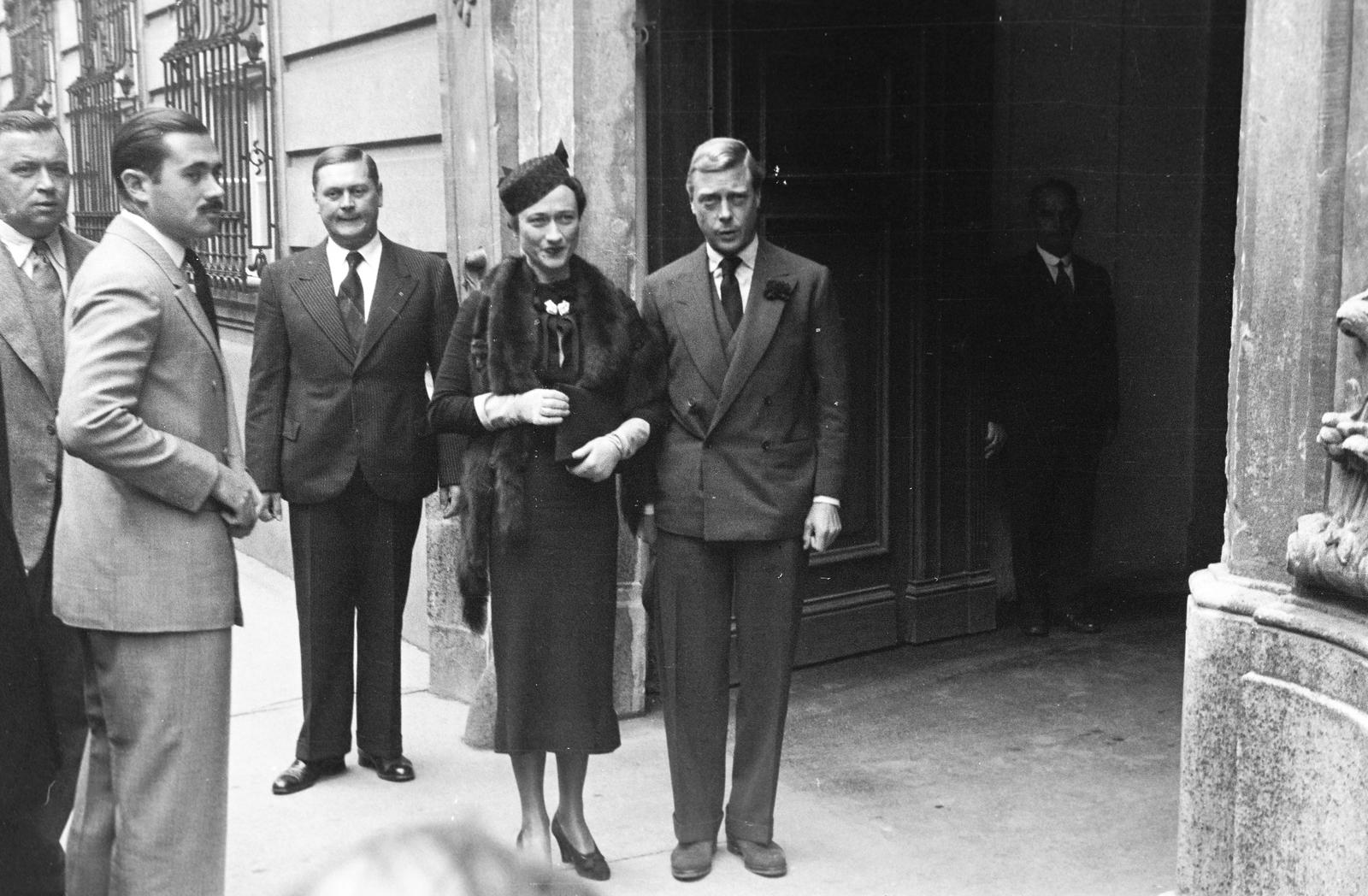 Hungary, Budapest I., Táncsics Mihály (Verbőczy) utca 1., a brit követség kapujában Edward, Windsor hercege (ezt megelőzően VIII. Edward néven brit király) és a felesége, Windsor hercegnéje (Elizabeth Wallis Warfield)., 1937, Inkey Tibor, fur, Budapest, Fortepan #306111