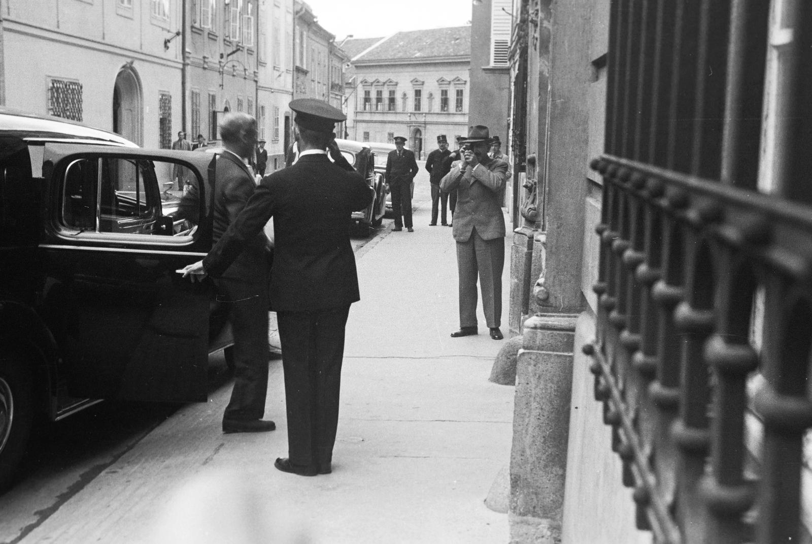 Magyarország, budai Vár, Budapest I., Táncsics Mihály (Verbőczy) utca 1., a brit követség kapujánál Edward, Windsor hercege (ezt megelőzően VIII. Edward néven brit király) száll ki a gépkocsiból., 1937, Inkey Tibor, fotózás, Budapest, Fortepan #306112