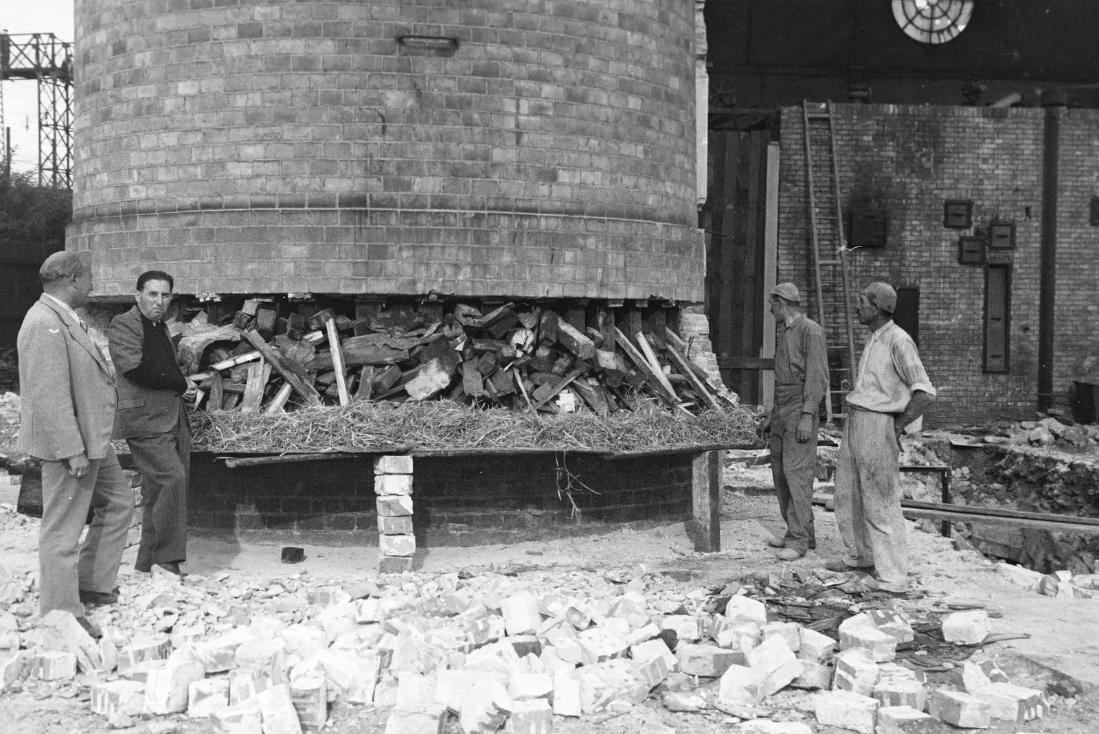 Hungary, Budapest IX., Koppány utca - Külső Mester utca és a Ferencvárosi pályaudvarra vezető vasútvonal által határolt terület. A Légszeszgyár / Ferencvárosi Gázgyár kéményének bontása., 1937, Inkey Tibor, Budapest, Fortepan #306126