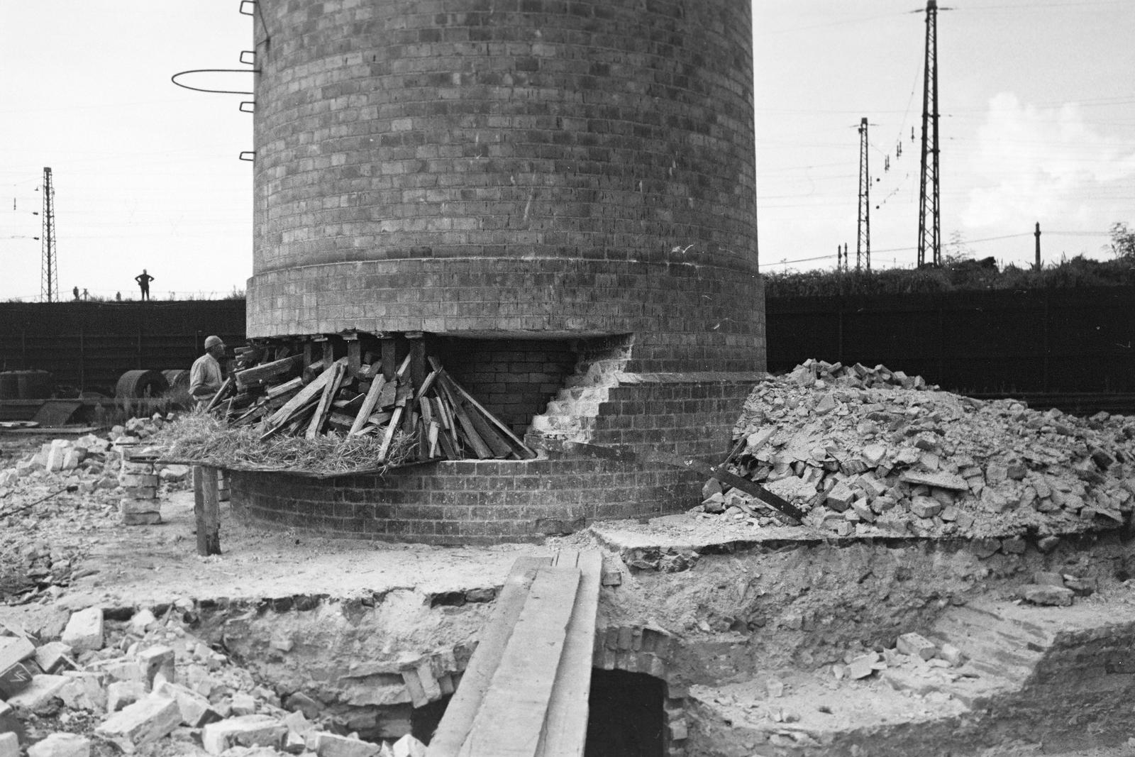 Magyarország, Budapest IX., Koppány utca - Külső Mester utca és a Ferencvárosi pályaudvarra vezető vasútvonal által határolt terület. A Légszeszgyár / Ferencvárosi Gázgyár kéményének bontása., 1937, Inkey Tibor, Budapest, Fortepan #306127