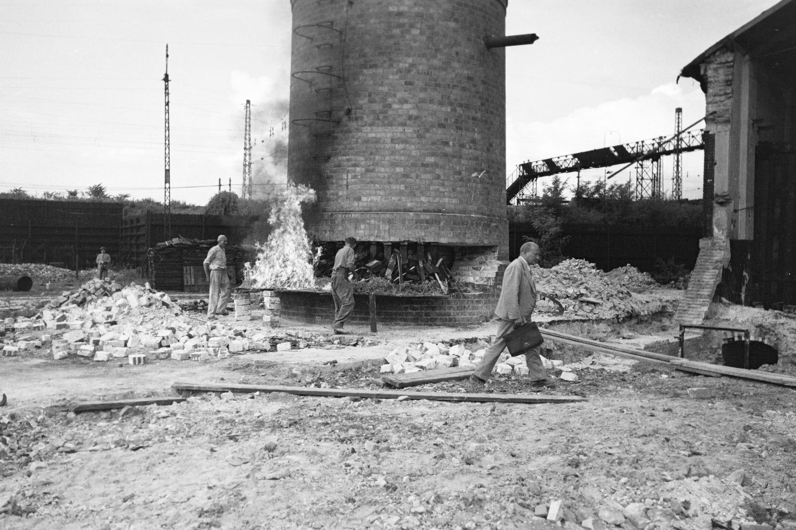 Magyarország, Budapest IX., Koppány utca - Külső Mester utca és a Ferencvárosi pályaudvarra vezető vasútvonal által határolt terület. A Légszeszgyár / Ferencvárosi Gázgyár kéményének bontása., 1937, Inkey Tibor, építkezés, torony, tűz, Budapest, Fortepan #306129