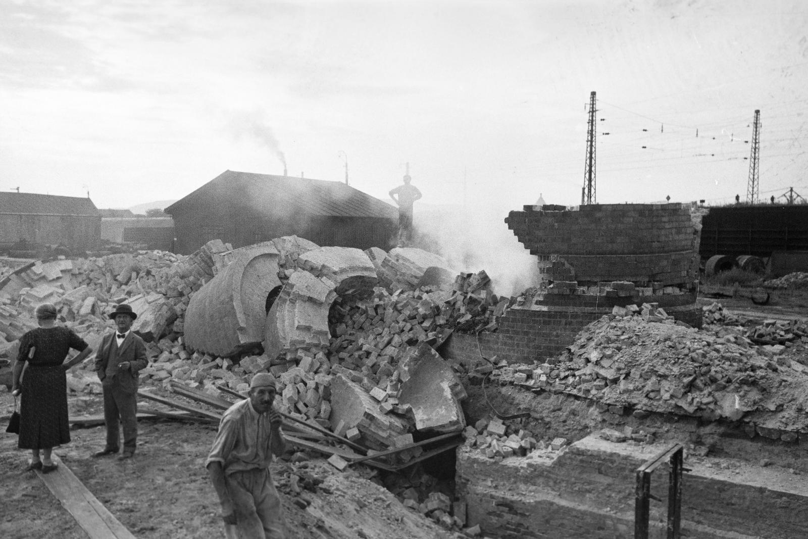 Magyarország, Budapest IX., Koppány utca - Külső Mester utca és a Ferencvárosi pályaudvarra vezető vasútvonal által határolt terület. A Légszeszgyár / Ferencvárosi Gázgyár kéményének bontása., 1937, Inkey Tibor, tégla, Budapest, Fortepan #306131