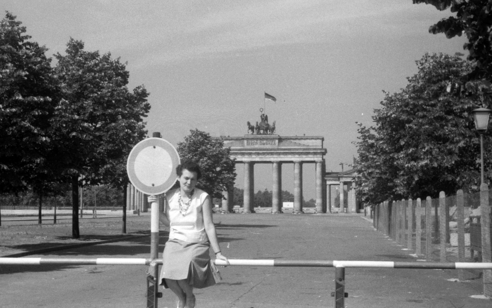 Germany, Berlin, Kelet-Berlin, a Brandenburgi kapu az Unter den Linden felől nézve., 1966, Fortepan, monument, GDR, East-Berlin, Neoclassical architecture, Carl Gotthard Langhans-design, Fortepan #30615