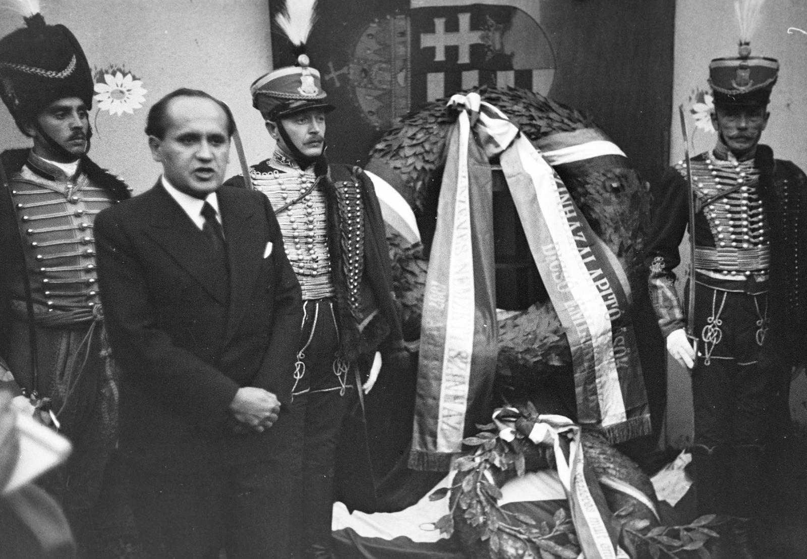 Magyarország, Budapest VIII., Rákóczi út 3., a Nemzeti Színház jubileumi ünnepsége a régi Nemzeti Színház telkén. Németh Antal a Nemzeti Színház igazgatója beszél., 1937, Inkey Tibor, koszorú, huszár, Budapest, Fortepan #306151