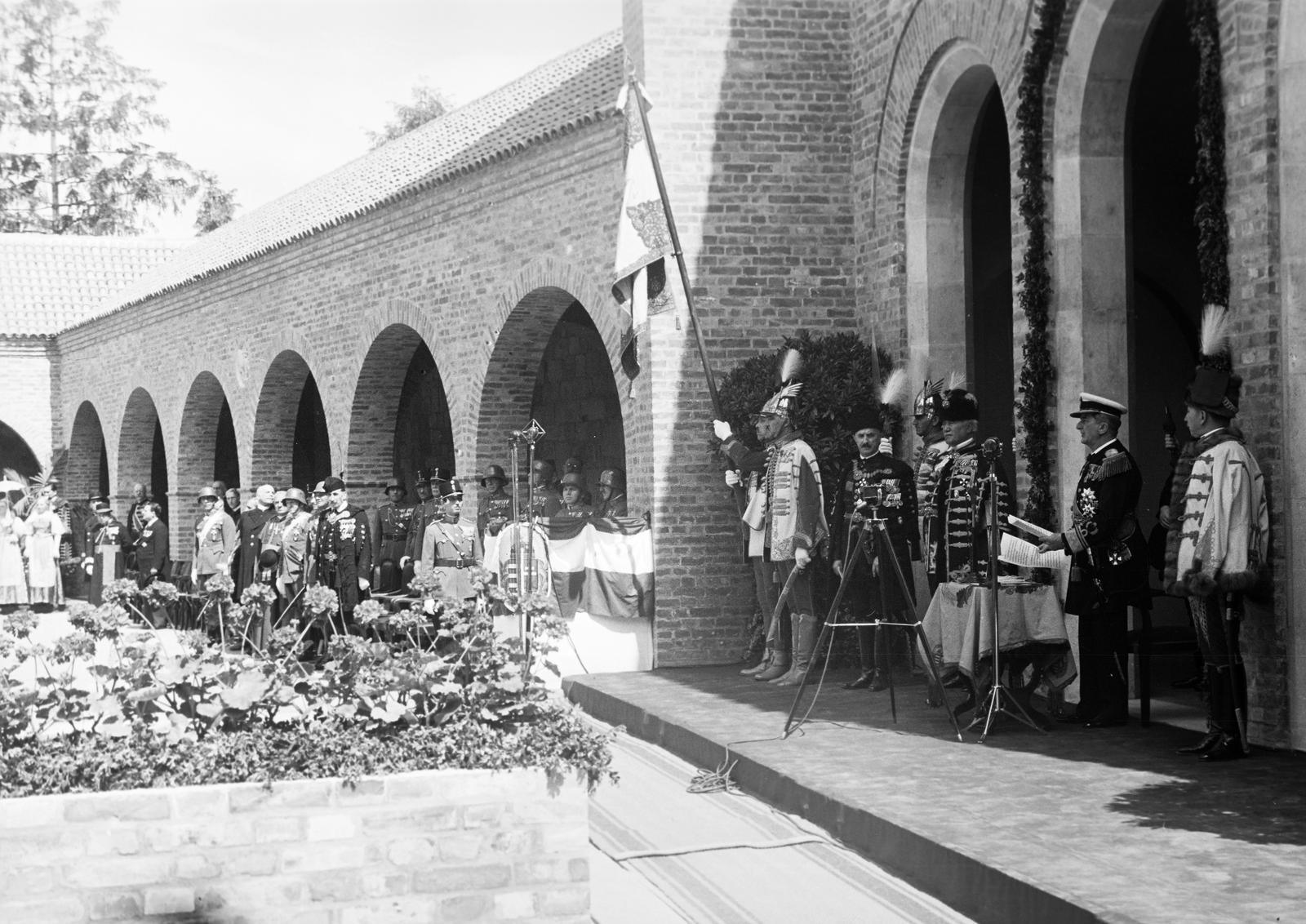 Magyarország, Székesfehérvár, Romkert, vitézavatás. Horthy Miklós kormányzó szózatot intéz a felavatandó vitézekhez., 1938, Inkey Tibor, fotóállvány, ünnepség, díszmagyar, kormányzó, katona, jubileum, romkert, kitüntetés, Fortepan #306169