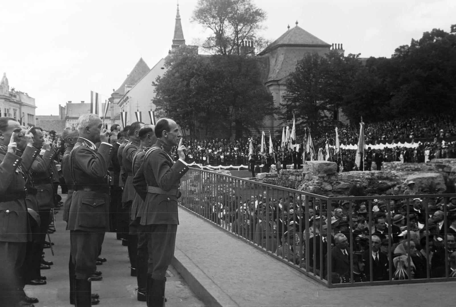 Magyarország, Székesfehérvár, Koronázó (Bazilika) tér, a felavatandó vitézek eskütétele a Romkertnél. Az első sor szélén Imrédy Béla miniszterelnök., 1938, Inkey Tibor, jubileum, romkert, eskütétel, Fortepan #306170