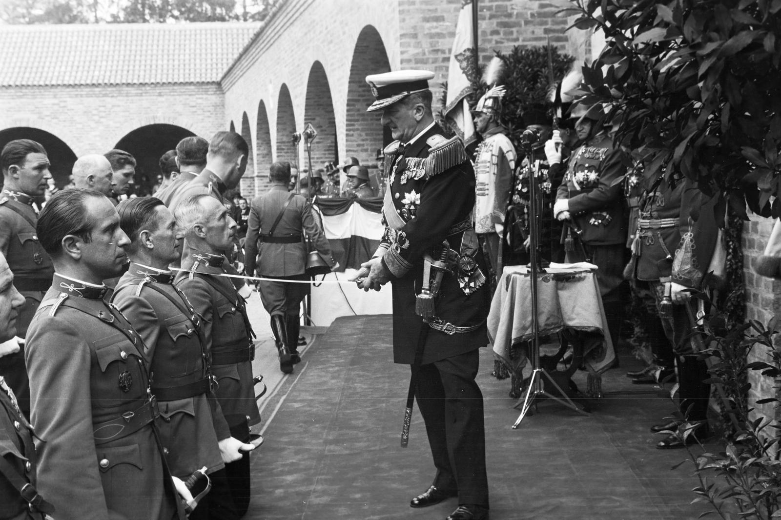 Magyarország, Székesfehérvár, Romkert, Horthy Miklós kormányzó vitézeket avat., 1938, Inkey Tibor, Best of, vitézi rend, avatás, magyar katona, kormányzó, katona, jubileum, romkert, kitüntetés, Fortepan #306172