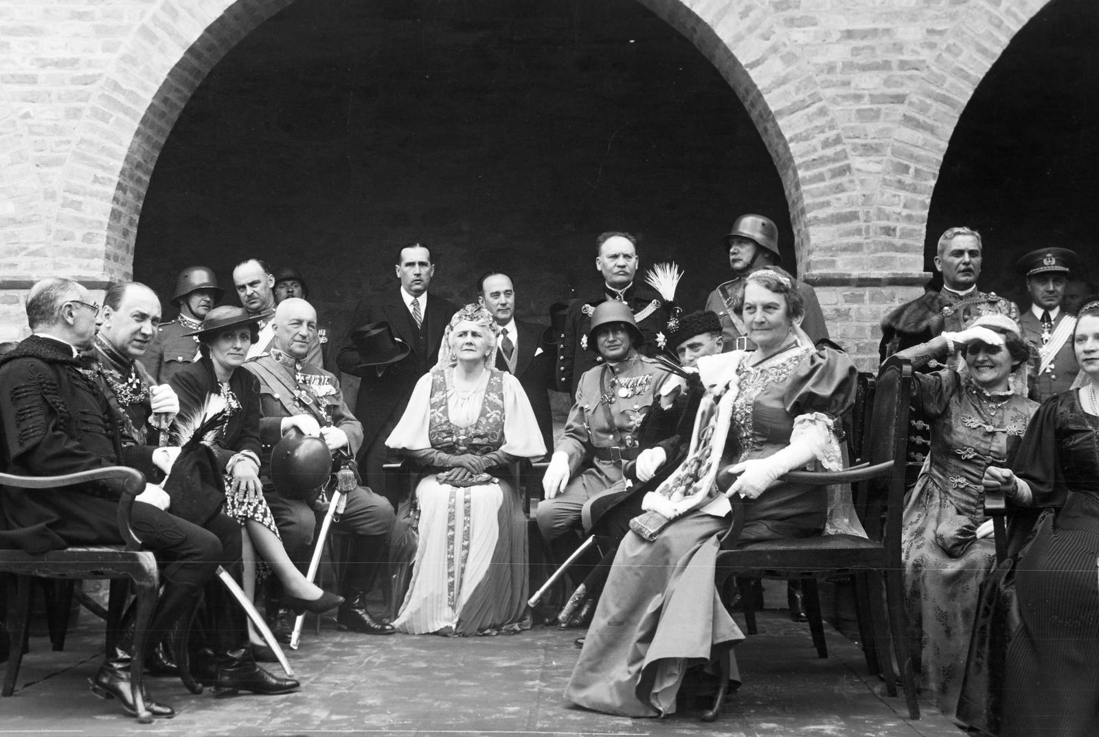 Magyarország, Székesfehérvár, Romkert, vitézavatás. Horthy Miklósné a vitézavatáson. Jobbján József királyi herceg, Imrédy Béla miniszterelnök felesége, Reményi-Schneller Lajos és gróf Teleki Pál miniszterek, balján József Ferenc királyi herceg, Hóman Bálint miniszter., 1938, Inkey Tibor, politikus, ünneplő ruha, arisztokrácia, jubileum, romkert, Fortepan #306173