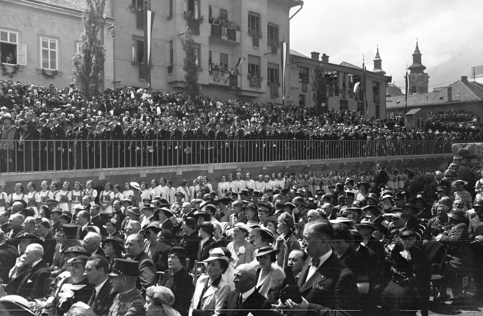 Hungary, Székesfehérvár, Koronázó (Bazilika) tér, a felvétel a Romkertben vitézavatás alkalmával készült. A háttérben középen a Táncsics Mihály utca torkolatánál álló ház felett a Szent István-székesegyház tornyai látszanak., 1938, Inkey Tibor, mass, untitled, untitled, Fortepan #306175