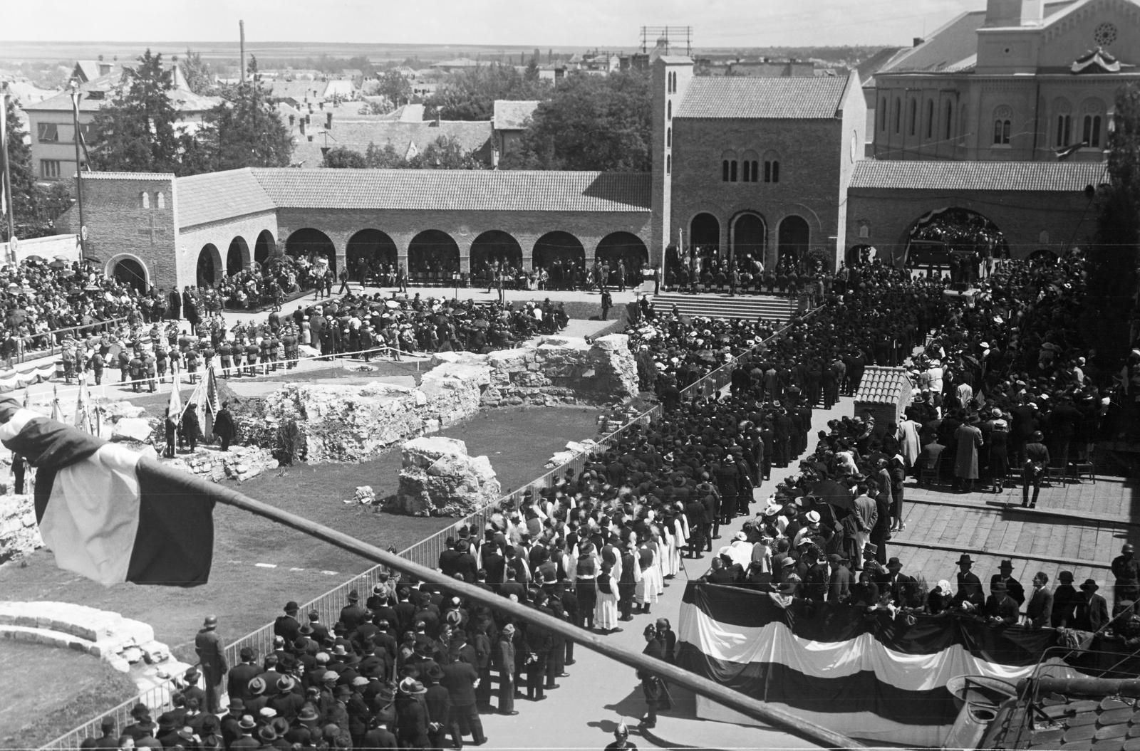 Hungary, Székesfehérvár, Koronázó (Bazilika) tér, a felavatandó vitézek sora és vitézavatása a Romkertnél., 1938, Inkey Tibor, festive, untitled, untitled, flag, Fortepan #306176