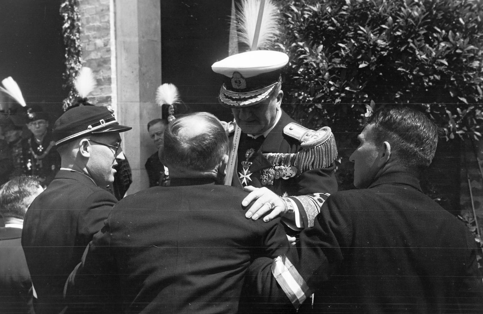 Magyarország, Székesfehérvár, Romkert, vitézavatás. Horthy Miklós egy százszázalékos hadirokkant ny. rendőr főtörzsőrmesterrel beszélget., 1938, Inkey Tibor, kormányzó, Fortepan #306178