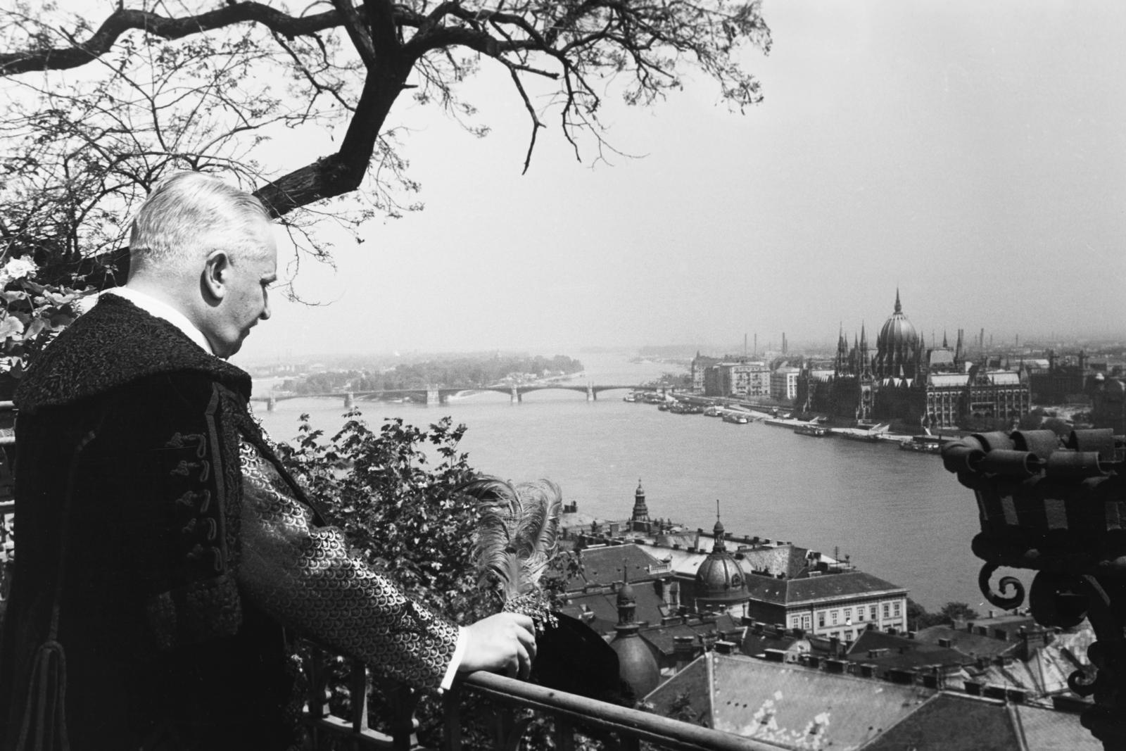 Magyarország, budai Vár, Budapest I., Sztranyavszky Sándor földművelődésügyi miniszter, az Imrédy-kormány tagja az eskütétel után a miniszterelnökségi palota / Sándor-palota terraszán., 1938, Inkey Tibor, Budapest, Fortepan #306179