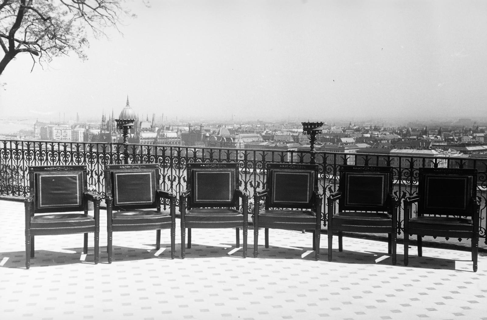Magyarország, budai Vár, Budapest I., az Imrédy-kormány tagjainak előkészített karosszékek az eskütétel utáni fotózáshoz, a miniszterelnökségi palota / Sándor-palota terraszán., 1938, Inkey Tibor, szék, terasz, Budapest, Fortepan #306180