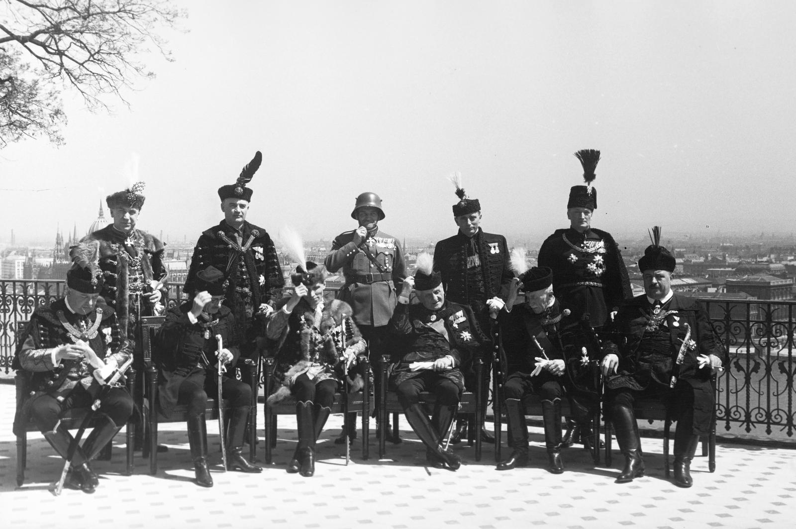 Hungary, Budapest I., Az Imrédy-kormány tagjai az eskütétel után a miniszterelnökségi palota / Sándor-palota terraszán. Elől ülnek, balról Sztranyavszky Sándor földművelődésügyi miniszter, Teleki Pál vallás- és közoktatásügyi miniszter, Imrédy Béla miniszterelnök, Kánya Kálmán külügyminiszter, Keresztes-Fischer Ferenc belügyminiszter, Hóman Bálint tárca nélküli miniszter. Hátul állnak, balról Reményi-Schneller Lajos pénzügyminiszter, Bornemissza Géza iparügyi miniszter, Rátz Jenő honvédelmi miniszter, Mikecz Ödön igazságügy-miniszter, bárciházi Bárczy István miniszterelnökségi államtitkár., 1938, Inkey Tibor, politician, medal, tableau, terrace, panache, sword, Budapest, Fortepan #306182