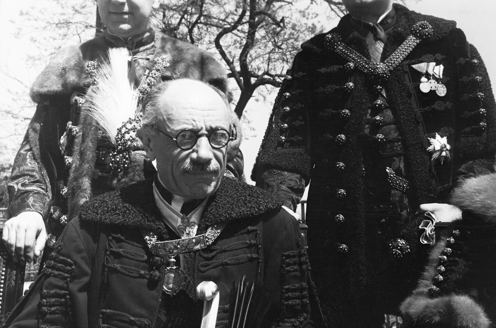 Hungary, Budapest I., Teleki Pál vallás- és közoktatásügyi miniszter, az Imrédy-kormány tagja az eskütétel után a miniszterelnökségi palota / Sándor-palota terraszán., 1938, Inkey Tibor, Best of, politician, celebrity, glasses, Budapest, Fortepan #306184