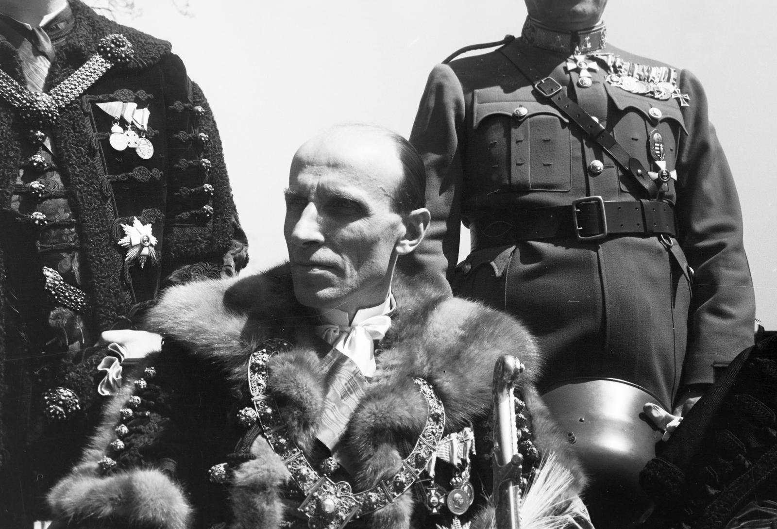 Magyarország, budai Vár, Budapest I., Imrédy Béla miniszterelnök az eskütétel után a miniszterelnökségi palota / Sándor-palota terraszán., 1938, Inkey Tibor, politikus, híres ember, Budapest, Fortepan #306185