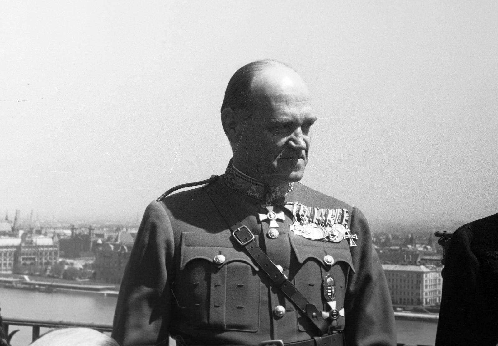 Magyarország, budai Vár, Budapest I., Rátz Jenő honvédelmi miniszter, az Imrédy-kormány tagja az eskütétel után a miniszterelnökségi palota / Sándor-palota terraszán., 1938, Inkey Tibor, tiszt, kitüntetés, kopaszodás, Budapest, Fortepan #306186