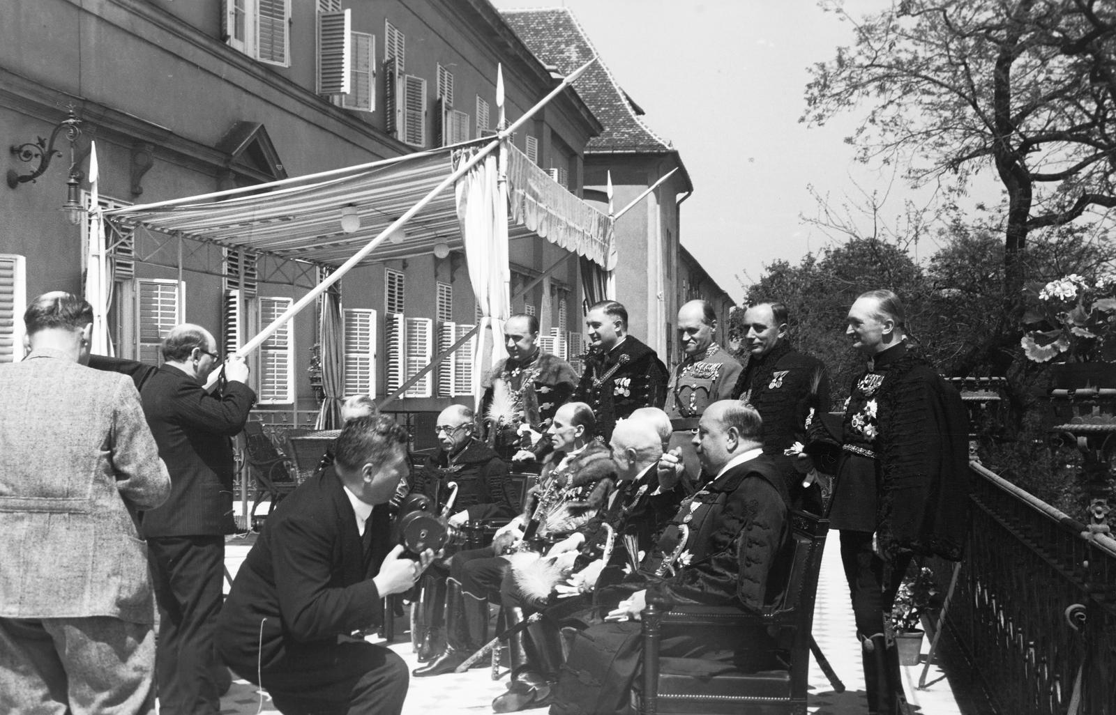 Magyarország, budai Vár, Budapest I., Az Imrédy-kormány tagjai az eskütétel után a miniszterelnökségi palota / Sándor-palota terraszán. Elől ülnek, balról takarva Sztranyavszky Sándor földművelődésügyi miniszter, Teleki Pál vallás- és közoktatásügyi miniszter, Imrédy Béla miniszterelnök, Kánya Kálmán külügyminiszter takarva, Keresztes-Fischer Ferenc belügyminiszter, Hóman Bálint tárca nélküli miniszter. Hátul állnak, balról Reményi-Schneller Lajos pénzügyminiszter, Bornemissza Géza iparügyi miniszter, Rátz Jenő honvédelmi miniszter, Mikecz Ödön igazságügy-miniszter, bárciházi Bárczy István miniszterelnökségi államtitkár., 1938, Inkey Tibor, fotózás, filmkamera, politikus, csoportkép, terasz, Budapest, Fortepan #306188