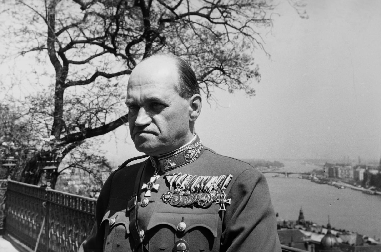 Hungary, Budapest I., Rátz Jenő honvédelmi miniszter, az Imrédy-kormány tagja az eskütétel után a miniszterelnökségi palota / Sándor-palota terraszán., 1938, Inkey Tibor, officer, medal, Budapest, Fortepan #306190