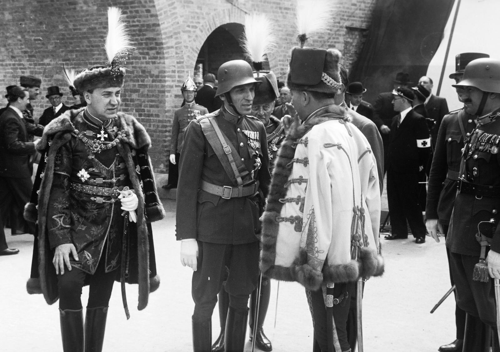 Magyarország, Székesfehérvár, Koronázó (Bazilika) tér, a felvétel a vitézavatás színhelyén a Romkertnél készült. Középen Imrédy Béla miniszterelnök vitézzé avatása alkalmával., 1938, Inkey Tibor, díszmagyar, rohamsisak, Fortepan #306198