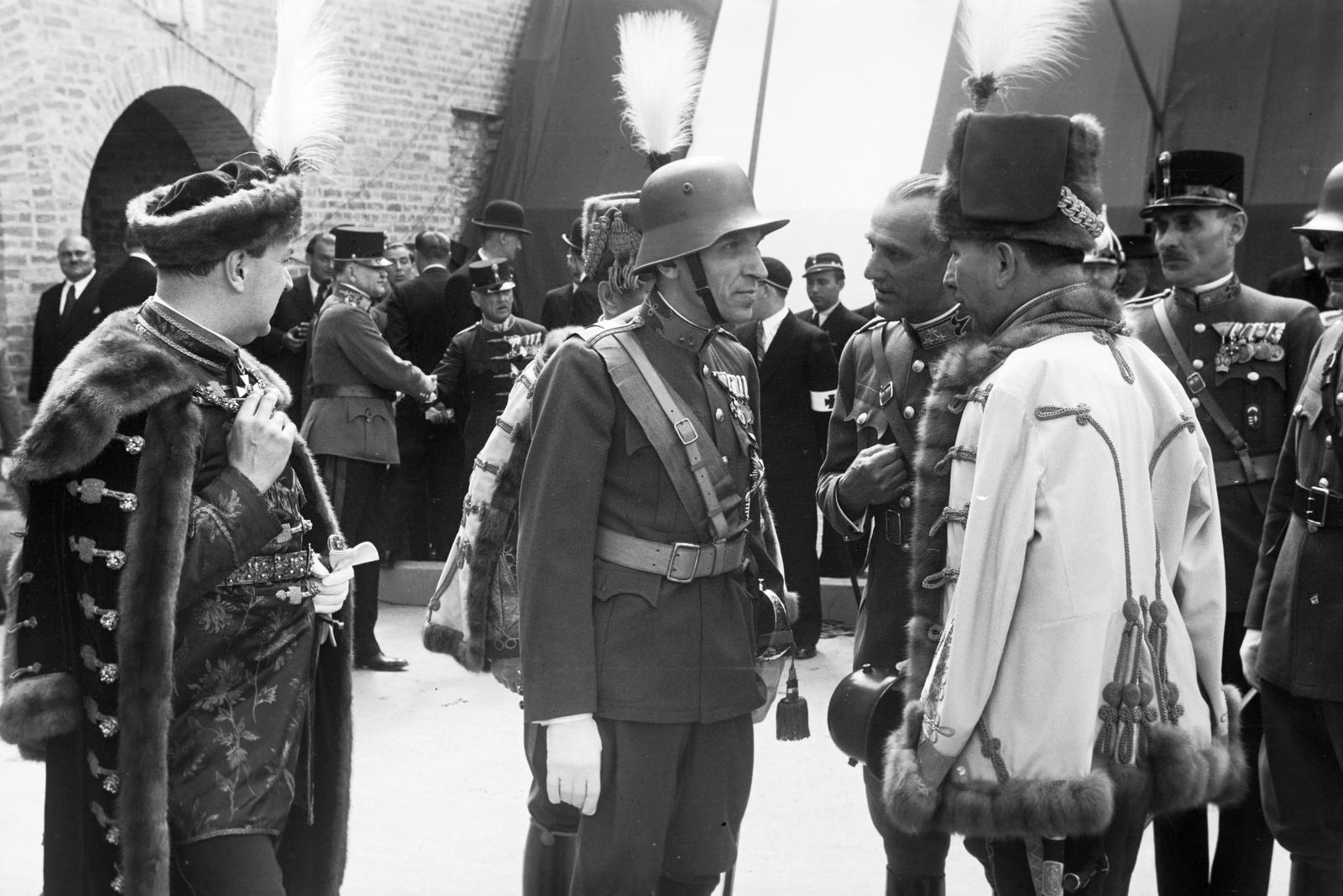 Hungary, Székesfehérvár, Koronázó (Bazilika) tér, a felvétel a vitézavatás színhelyén a Romkertnél készült. Középen Imrédy Béla miniszterelnök vitézzé avatása alkalmával., 1938, Inkey Tibor, head-gear, talks, Fortepan #306199