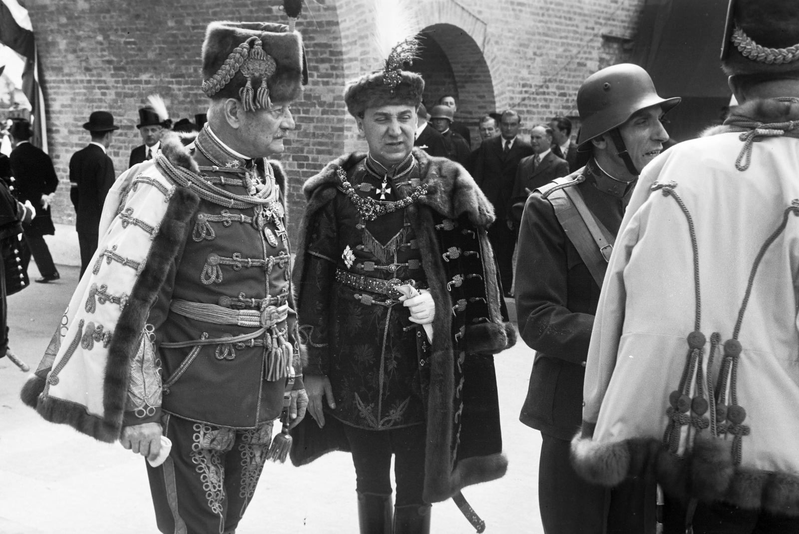 Hungary, Székesfehérvár, Koronázó (Bazilika) tér, a felvétel a vitézavatás színhelyén a Romkertnél készült. Félig takarva Imrédy Béla miniszterelnök vitézzé avatása alkalmával., 1938, Inkey Tibor, Fortepan #306200