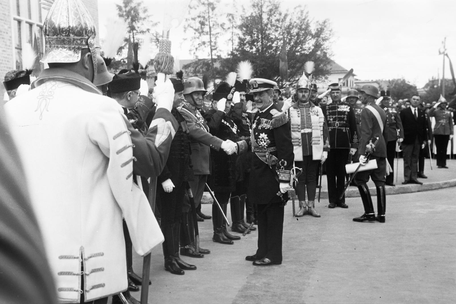 Magyarország, Székesfehérvár, Horthy Miklós üdvözli a Romkertnél tartott vitézavatás résztvevőit., 1938, Inkey Tibor, kézfogás, kormányzó, Fortepan #306203