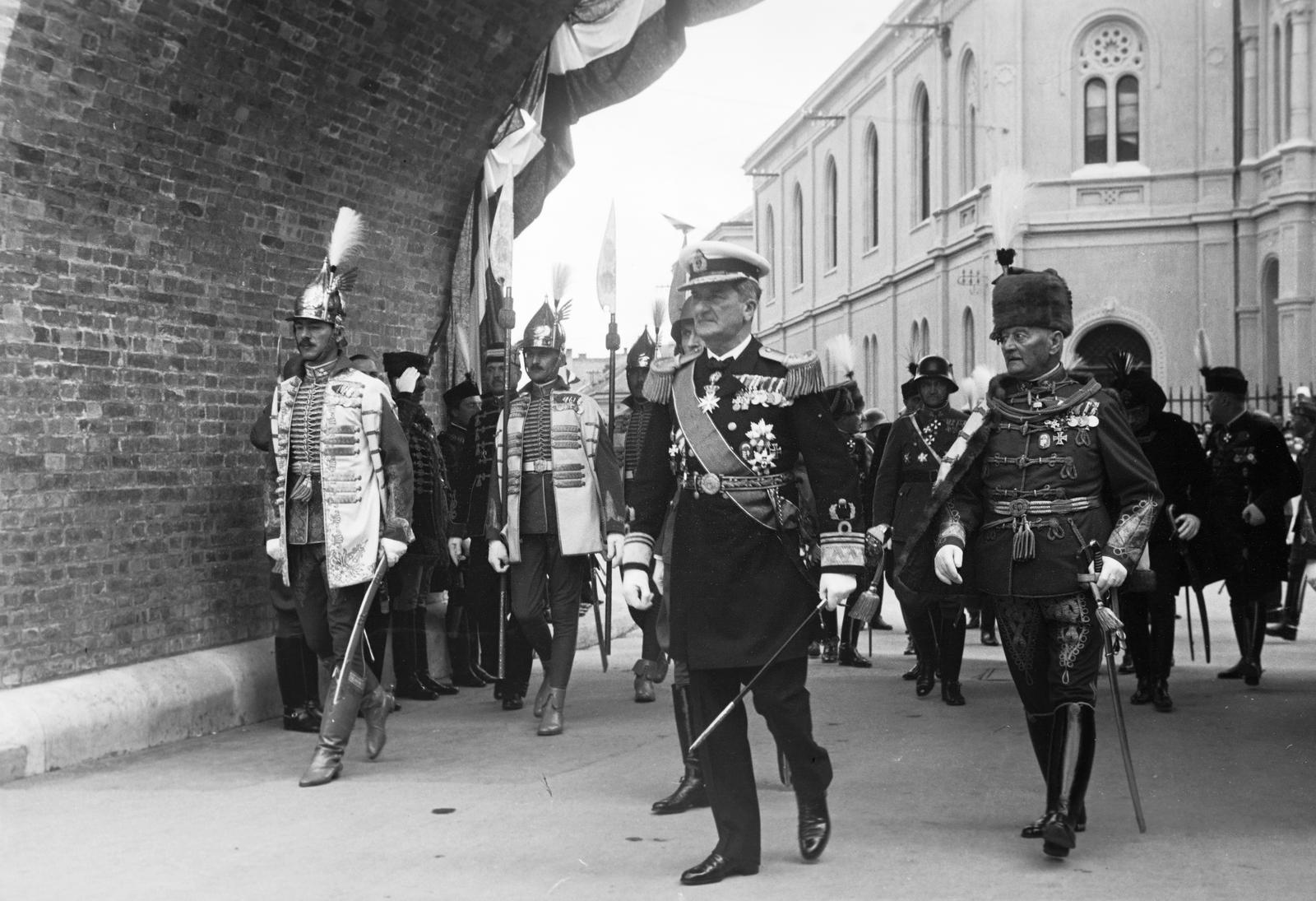 Hungary, Székesfehérvár, Horthy Miklós tart a Várkörút felől a Romkert felé a vitézavatásra. Háttérben a neológ zsinagóga., 1938, Inkey Tibor, uniform, governor, Fortepan #306204