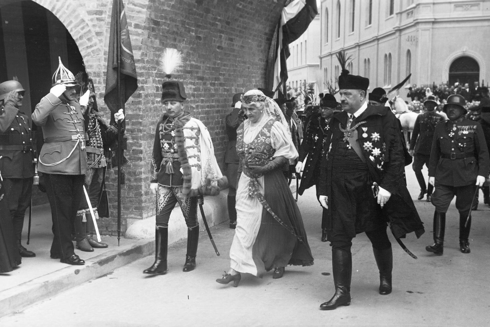 Hungary, Székesfehérvár, Horthy Miklósné tart a Várkörút felől a Romkert felé a vitézavatásra. Háttérben a neológ zsinagóga., 1938, Inkey Tibor, lady, Fortepan #306205