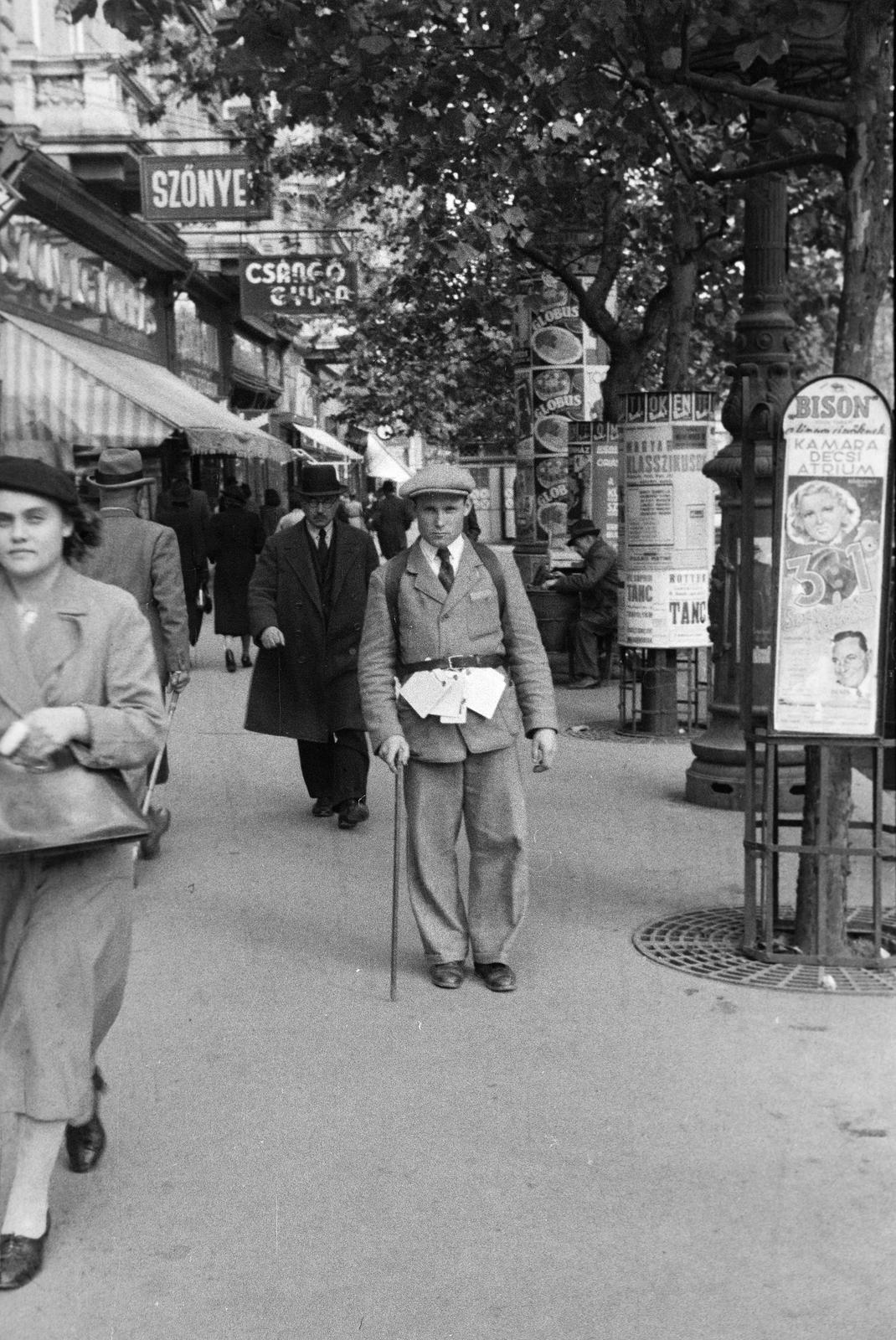 1940, Inkey Tibor, férfi, öv, favédő, reklám, hirdetőoszlop, simléderes sapka, Fortepan #306215