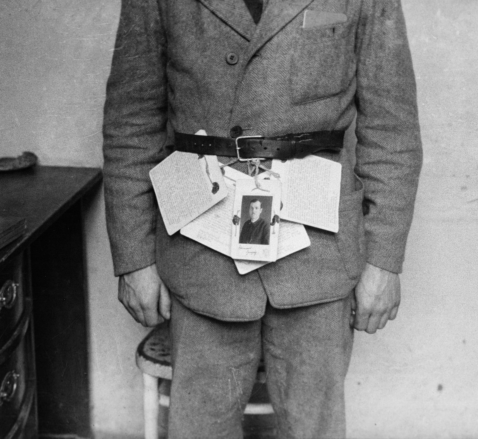 1940, Inkey Tibor, fabrics clothes, belt, suit, Fortepan #306216