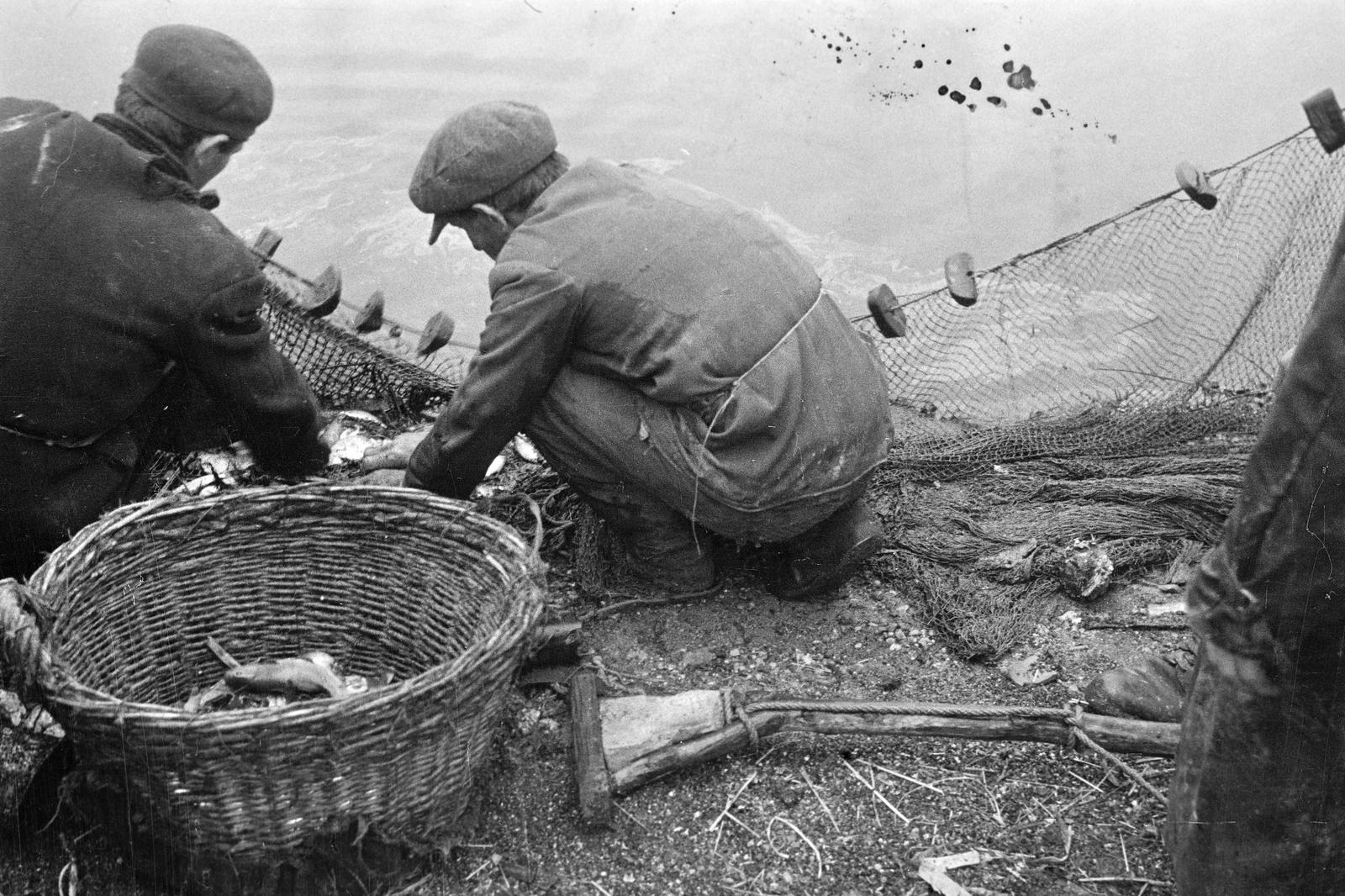 Hungary, Budapest XI., halászok a Lágymányosi-tó partján., 1940, Inkey Tibor, fishing net, Budapest, Fortepan #306228